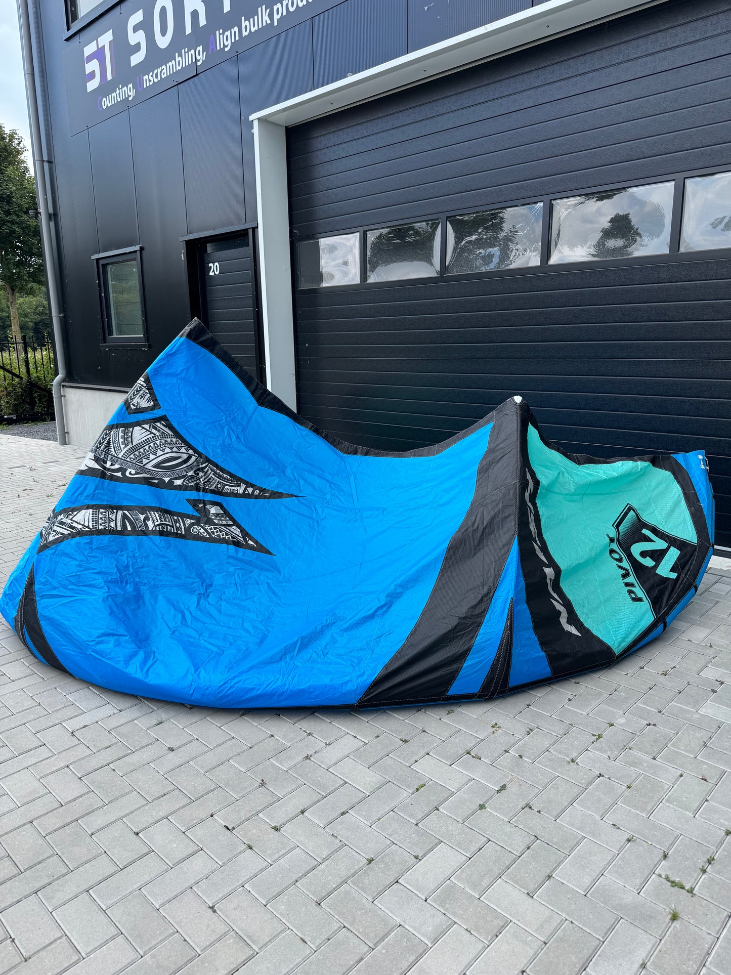 Naish Pivot S26 12m + Harlem 141x42 + Naish Bar