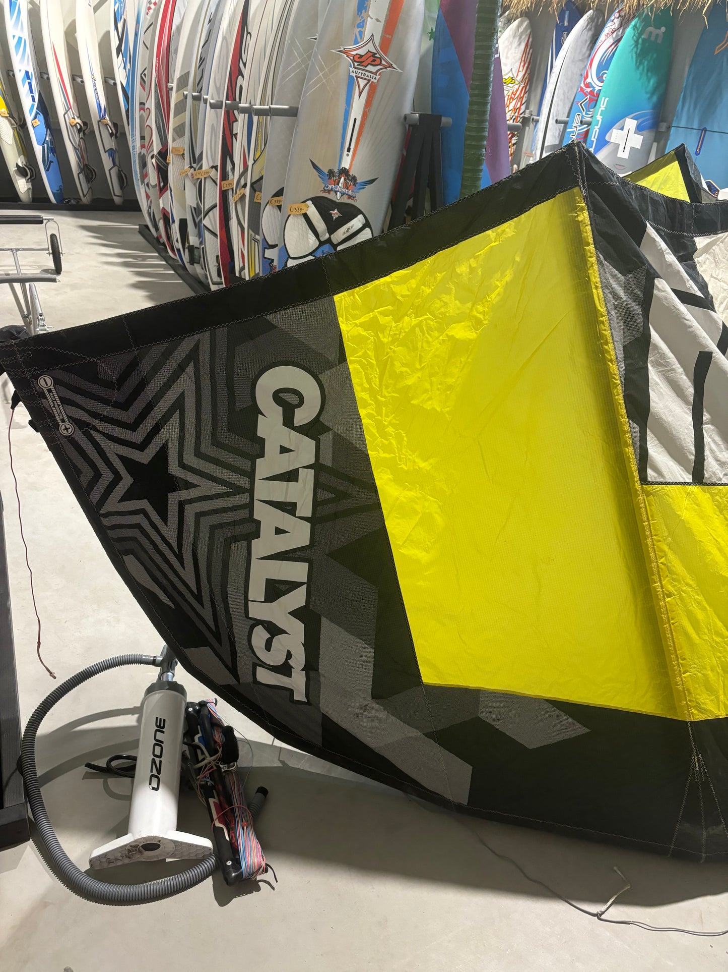 Complete kiteset | Ozone Catalyst 12m2 + RRD Placebo 139x41 board + Bar + Pomp + Leash