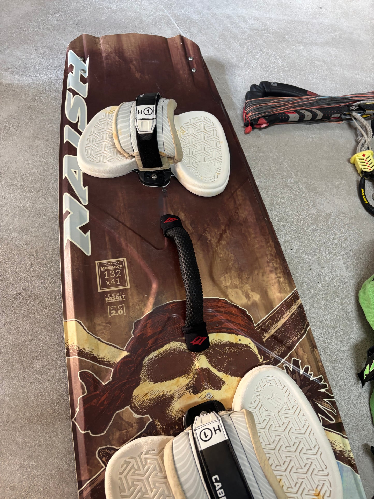 Naish Pivot 9m + Naish Monarch 132x41 + Naish Bar