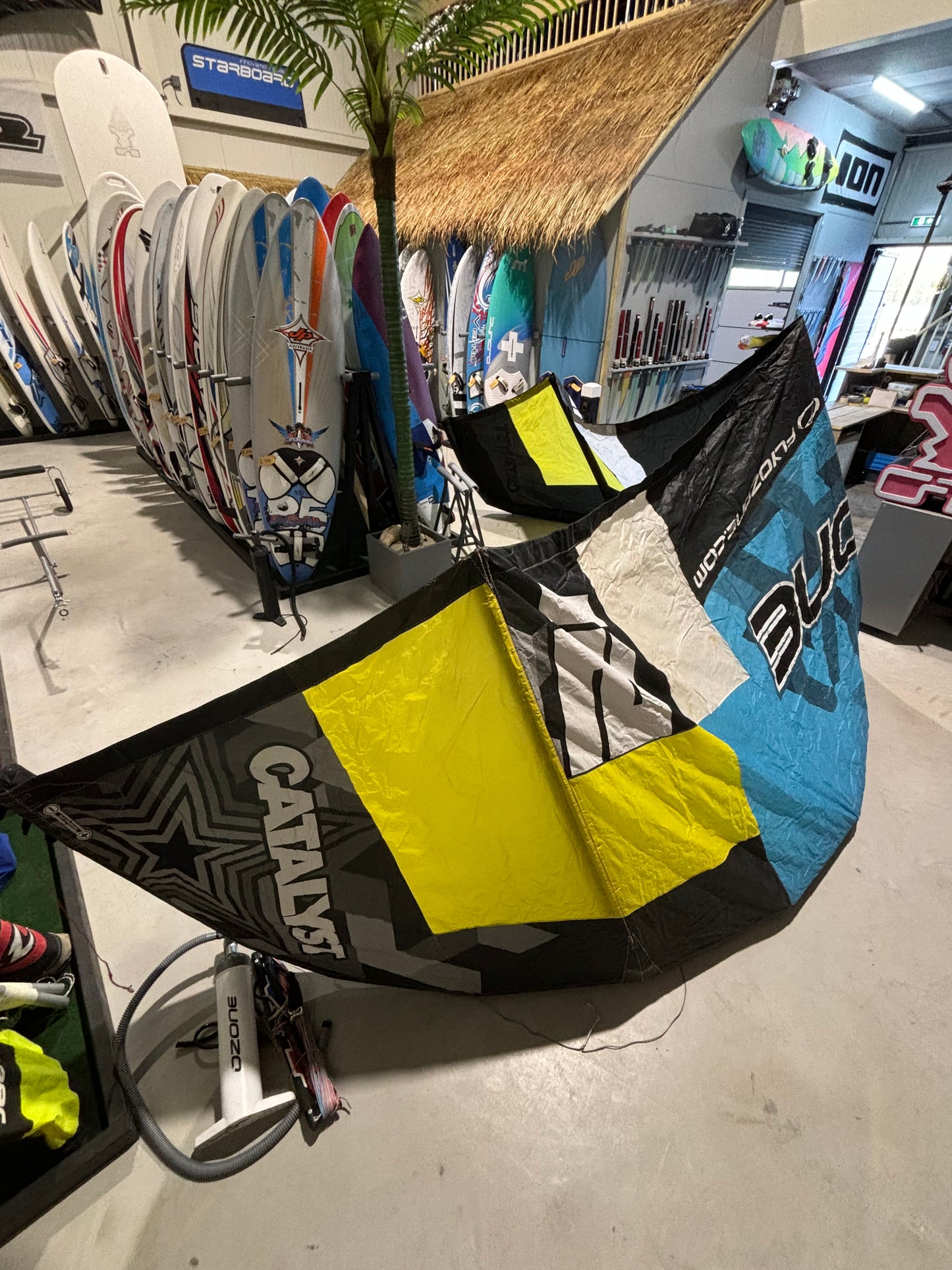 Complete kiteset | Ozone Catalyst 12m2 + RRD Placebo 139x41 board + Bar + Pomp + Leash