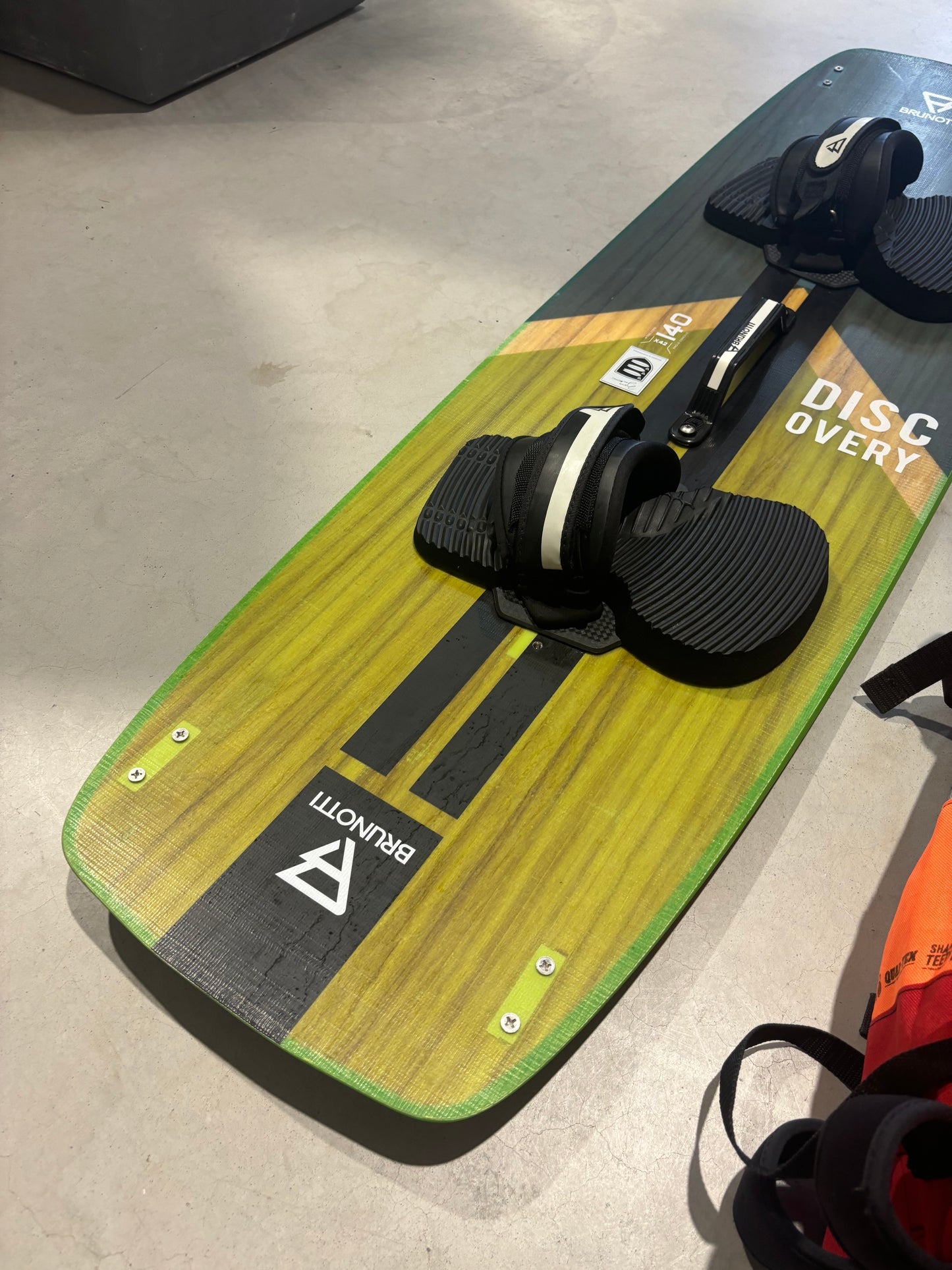 Naish Pivot 10m + Brunotti Discovery 140x42 + Eleveight Bar