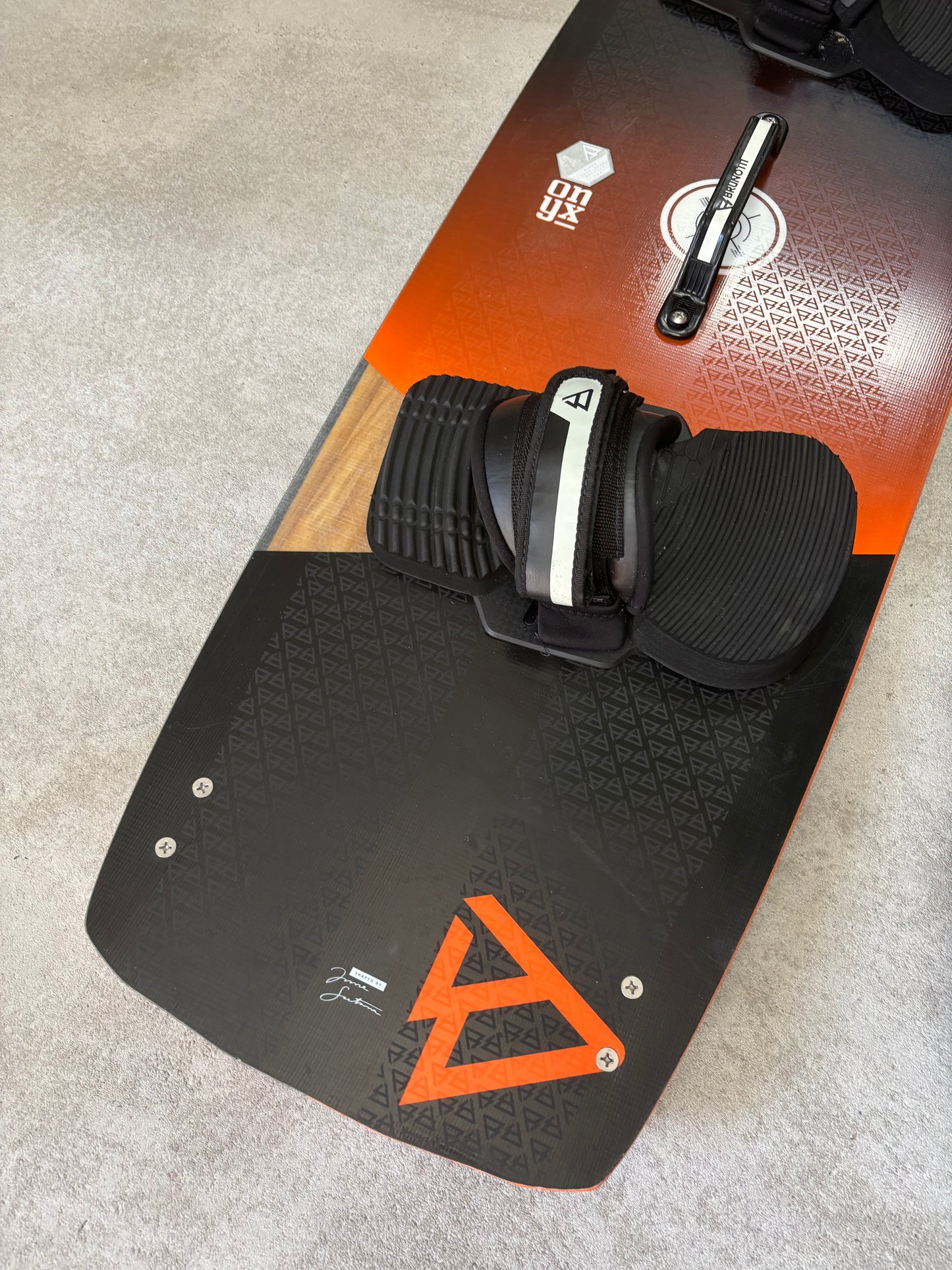 (Gereserveerd) Airush DNA 8 + Brunotti Onyx 132x40 + Airush Bar