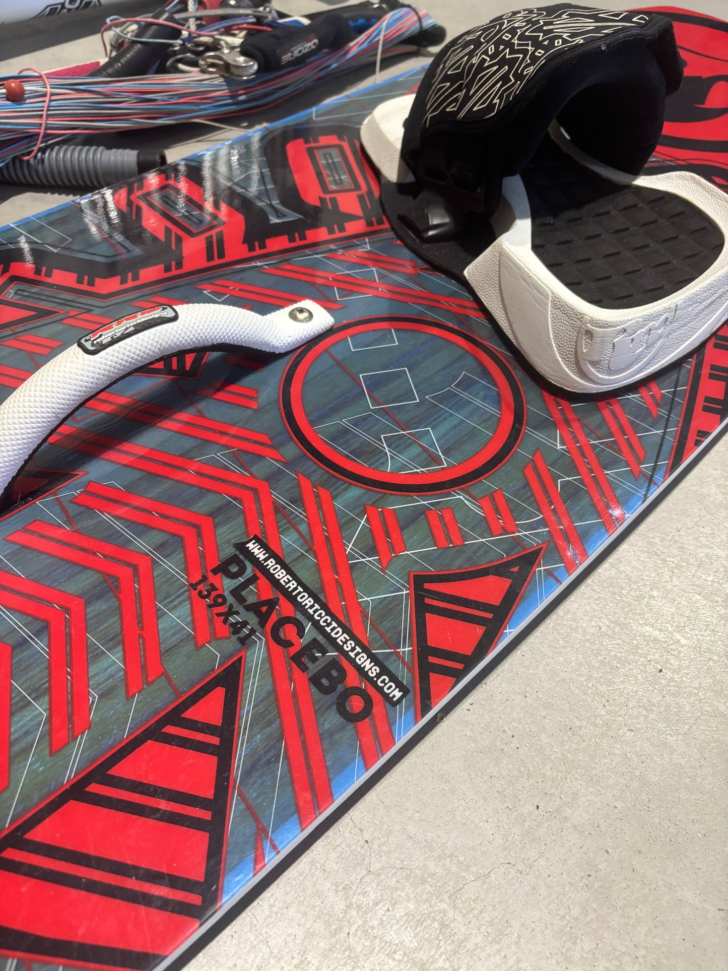 Complete kiteset | Ozone Catalyst 12m2 + RRD Placebo 139x41 board + Bar + Pomp + Leash