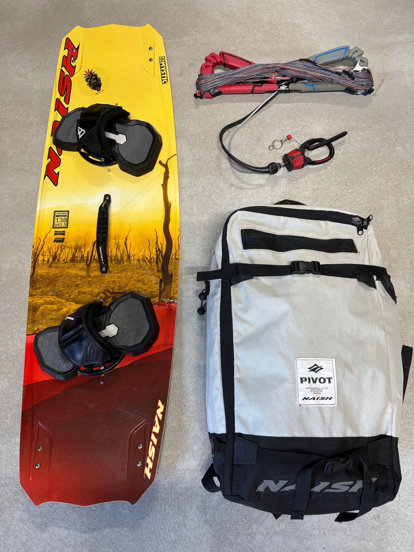 Naish Pivot S26 10m + Naish Motion 138x41.5 + Naish Bar
