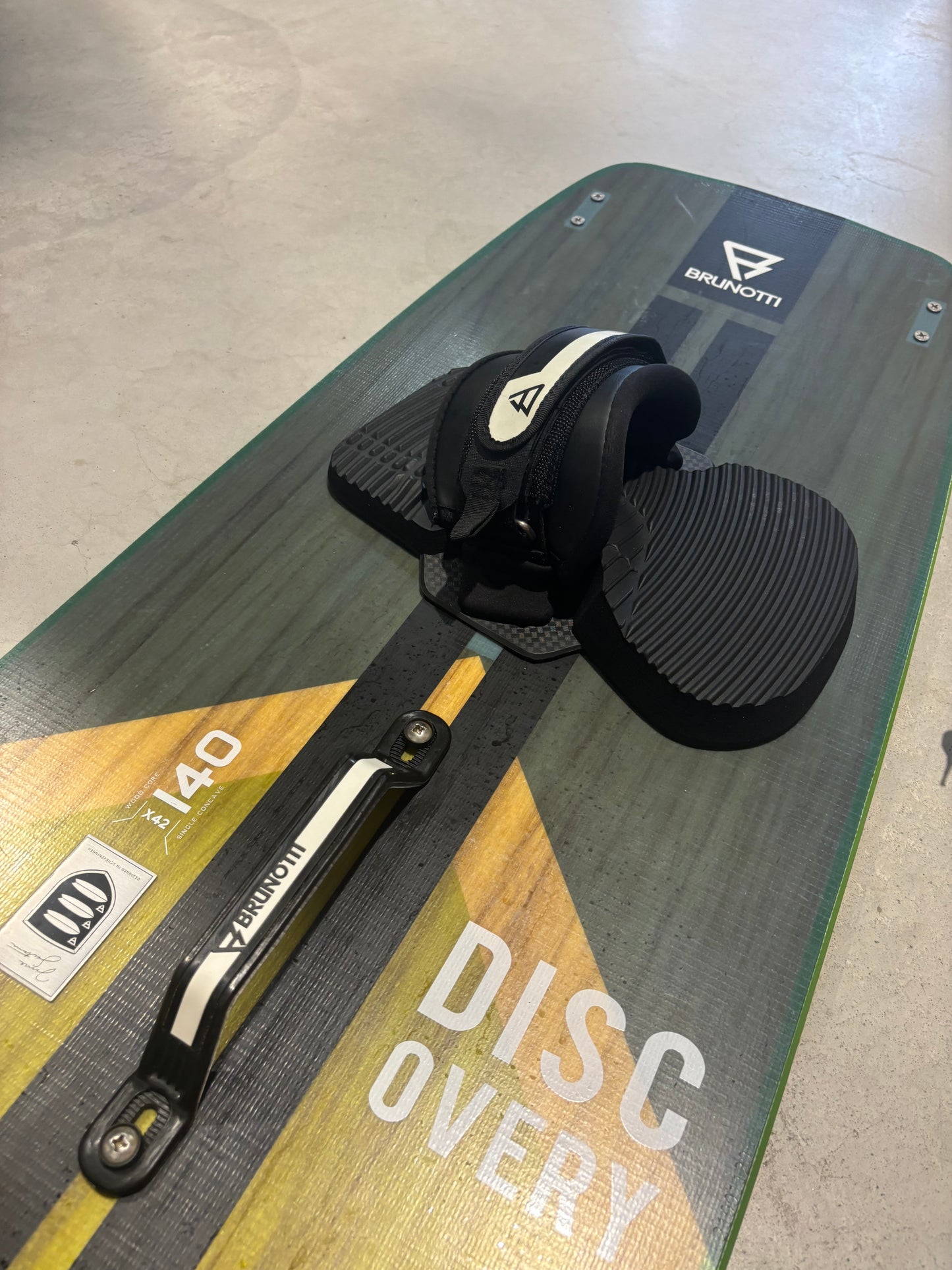 Naish Pivot 10m + Brunotti Discovery 140x42 + Eleveight Bar