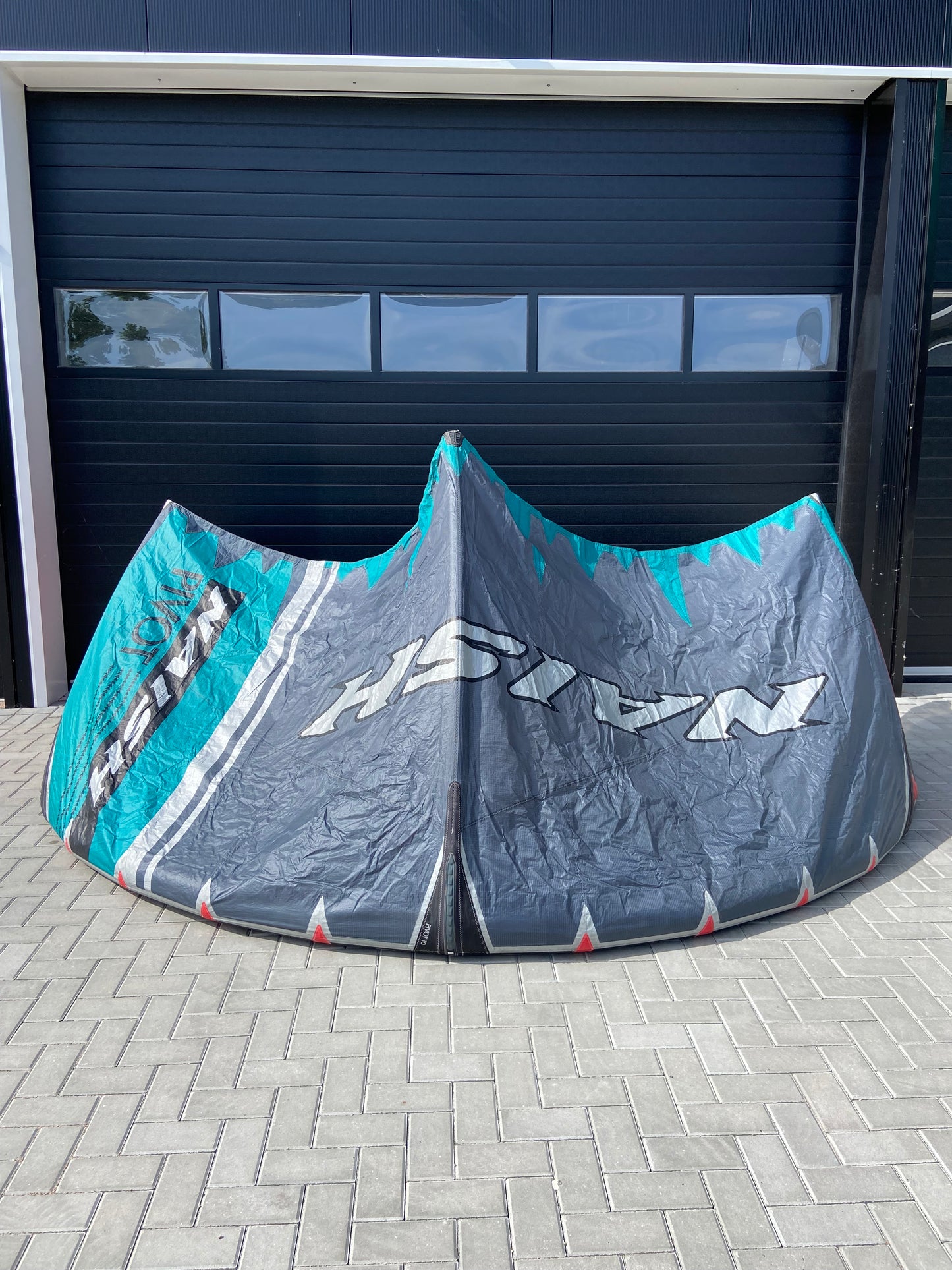 Naish Pivot 10m + Brunotti Discovery 140x42 + Eleveight Bar