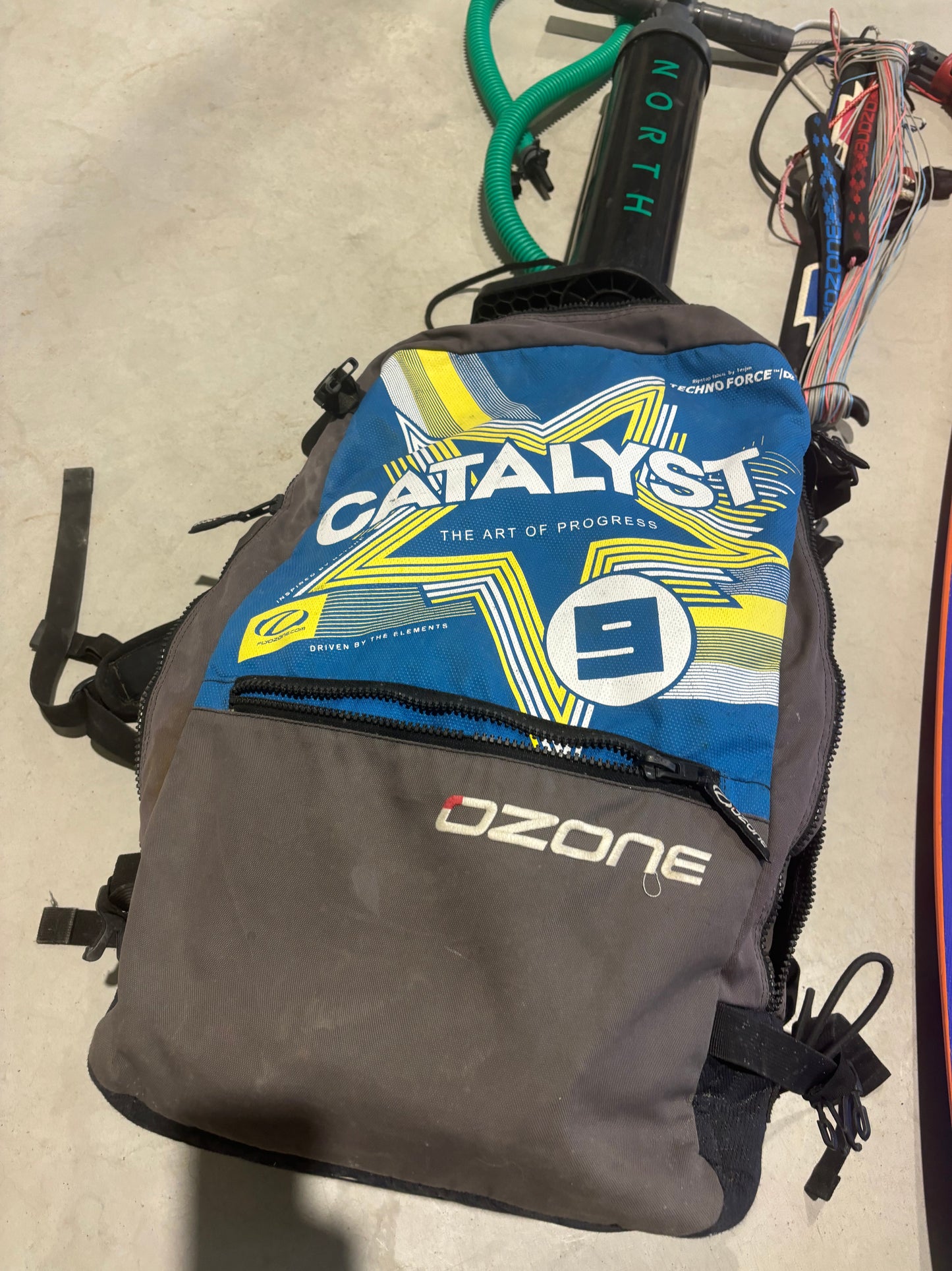 Complete kiteset | Ozone Catalyst 9m2 + North Gonzales 134x40 board + Bar + Pomp + Leash