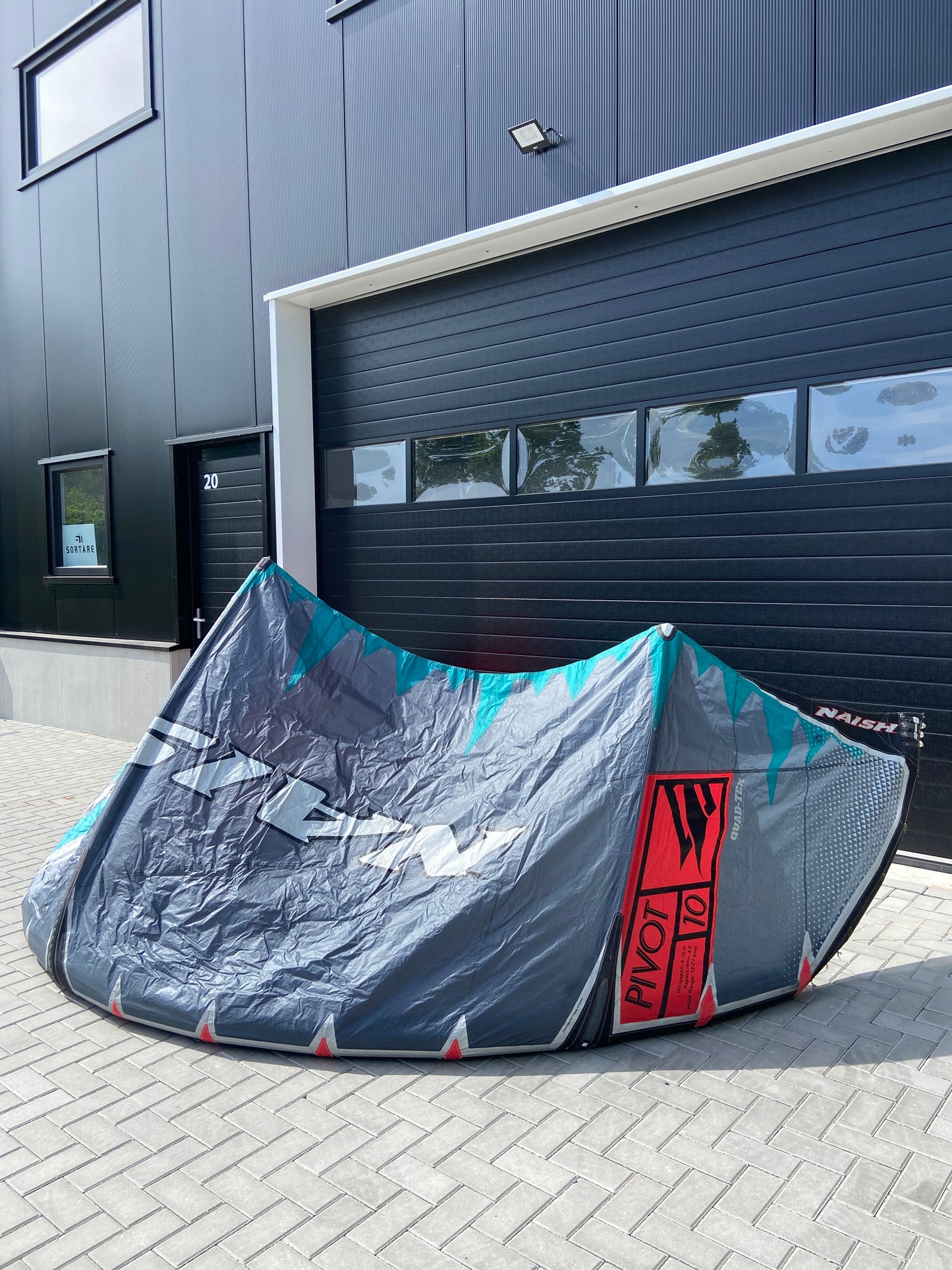 Naish Pivot 10m + Brunotti Discovery 140x42 + Eleveight Bar
