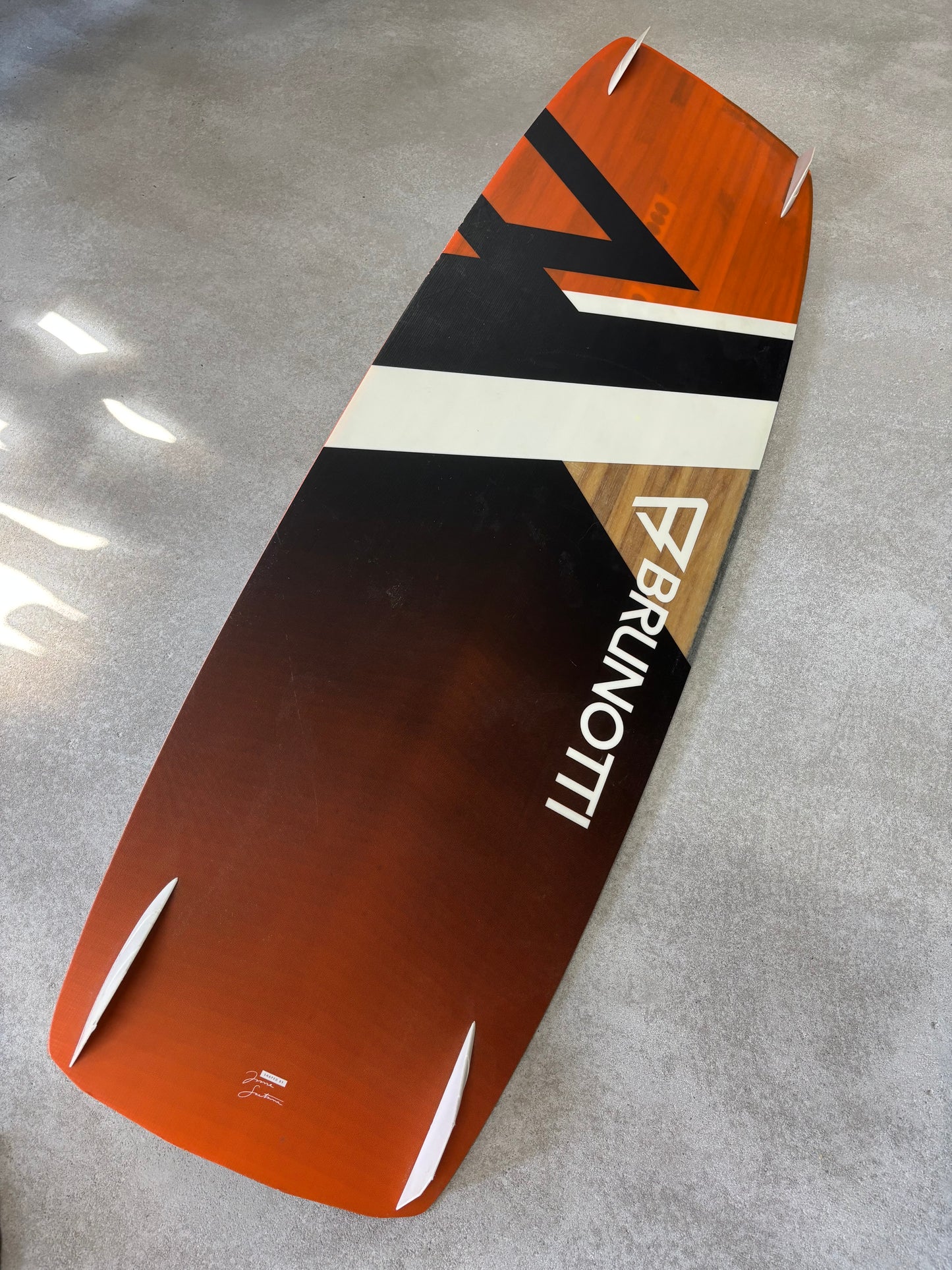 (Gereserveerd) Airush DNA 8 + Brunotti Onyx 132x40 + Airush Bar