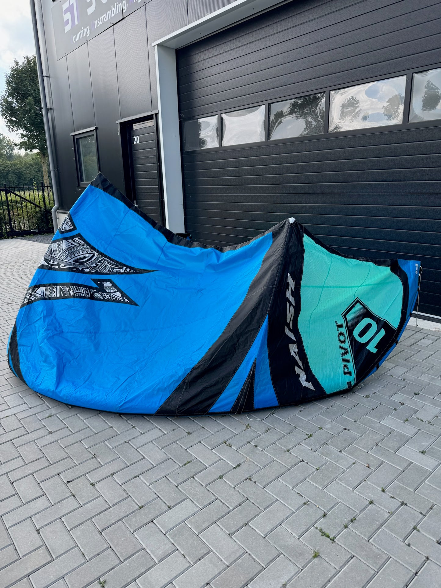 Naish Pivot S26 10m + Naish Motion 138x41.5 + Naish Bar