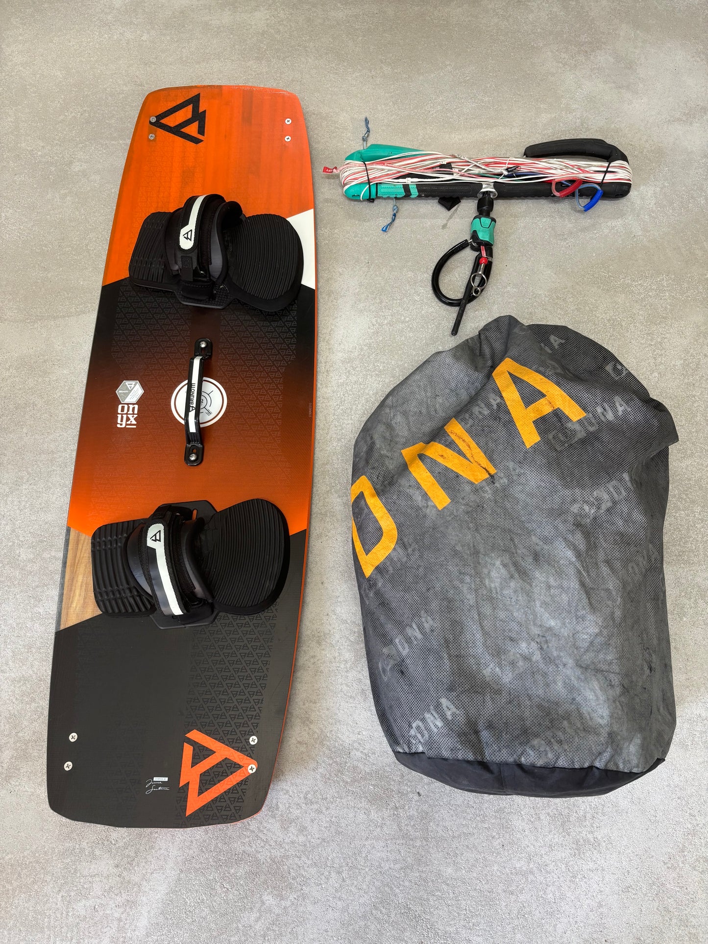 (Gereserveerd) Airush DNA 8 + Brunotti Onyx 132x40 + Airush Bar