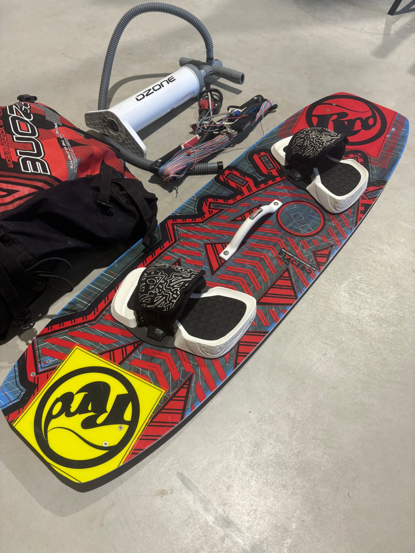 Complete kiteset | Ozone Catalyst 12m2 + RRD Placebo 139x41 board + Bar + Pomp + Leash