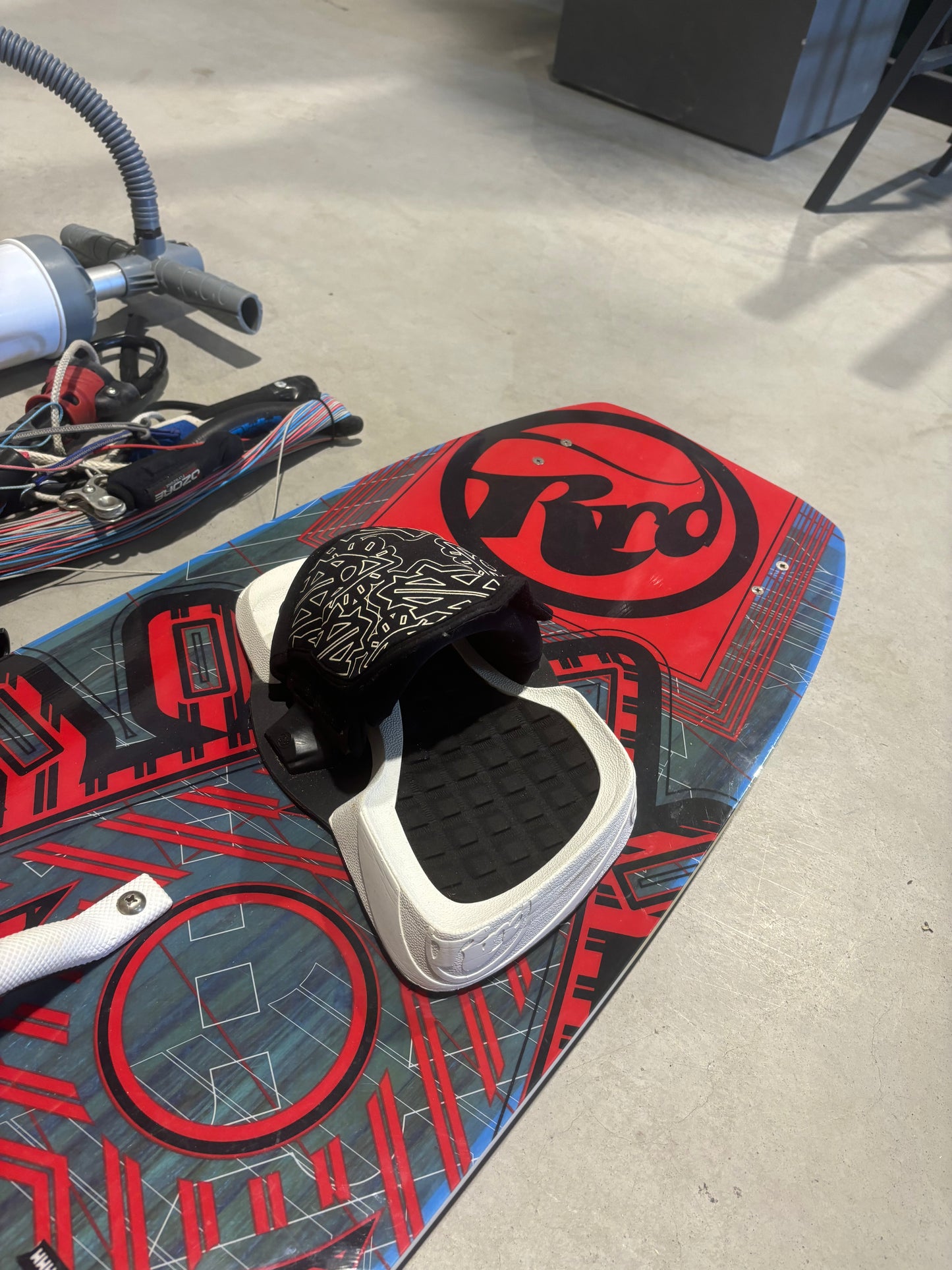 Complete kiteset | Ozone Catalyst 12m2 + RRD Placebo 139x41 board + Bar + Pomp + Leash
