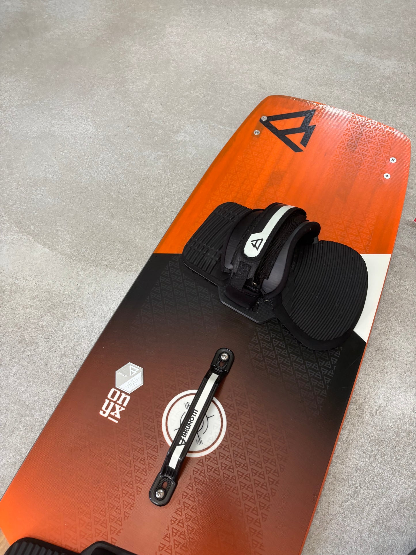 (Gereserveerd) Airush DNA 8 + Brunotti Onyx 132x40 + Airush Bar