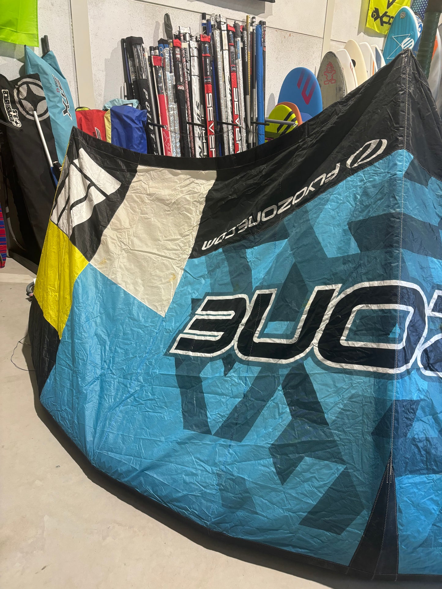 Complete kiteset | Ozone Catalyst 12m2 + RRD Placebo 139x41 board + Bar + Pomp + Leash