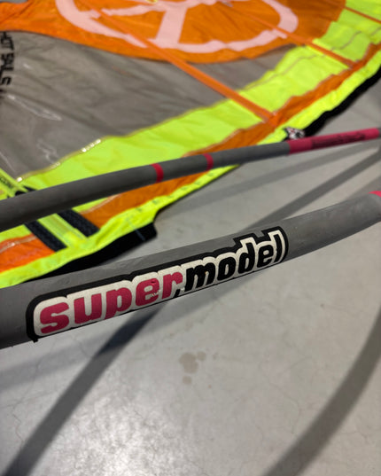Hot Sails Superfreak 5.3 + Gratis Carbon giek