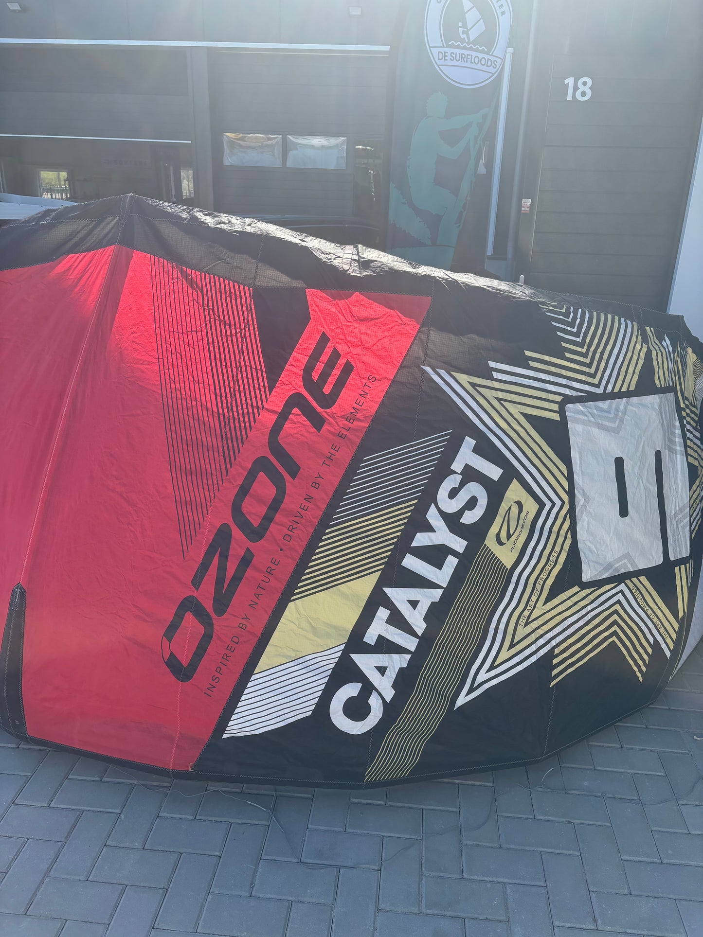 Complete kiteset | Ozone Catalyst 9m2 + North Gonzales 134x40 board + Bar + Pomp + Leash