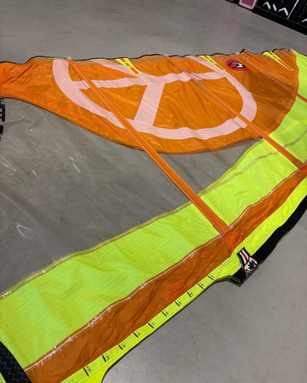 Hot Sails Superfreak 5.3 + Gratis Carbon giek