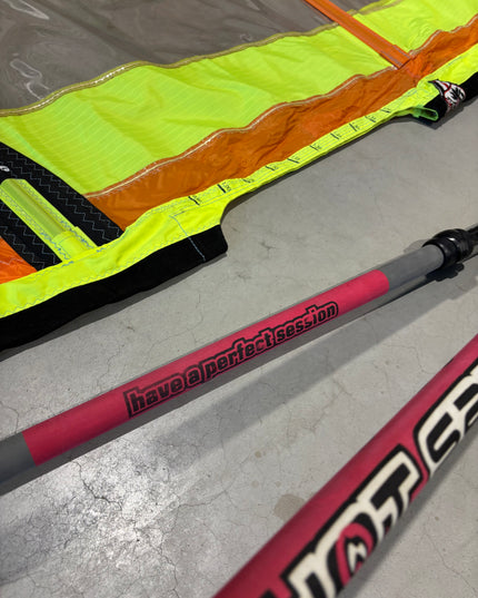 Hot Sails Superfreak 5.3 + Gratis Carbon giek