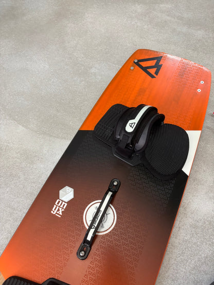 (Gereserveerd) Airush DNA 8 + Brunotti Onyx 132x40 + Airush Bar